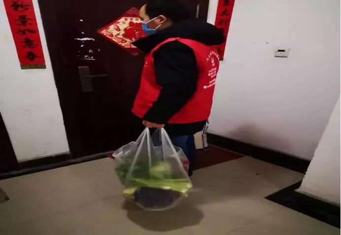 医护人员奔赴抗疫一线,带着家人一起踏上旅途