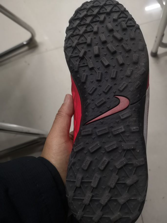 ag钉和tf钉哪个好踢,fg钉和ag足球鞋钉有什么区别