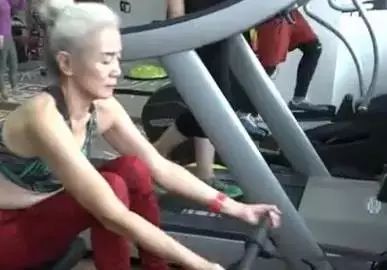 73岁天津白发奶奶健身,73岁白发奶奶坚持健身