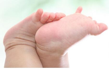 扁平足不疼是后天还是先天,扁平足是脚趾没发力导致的吗