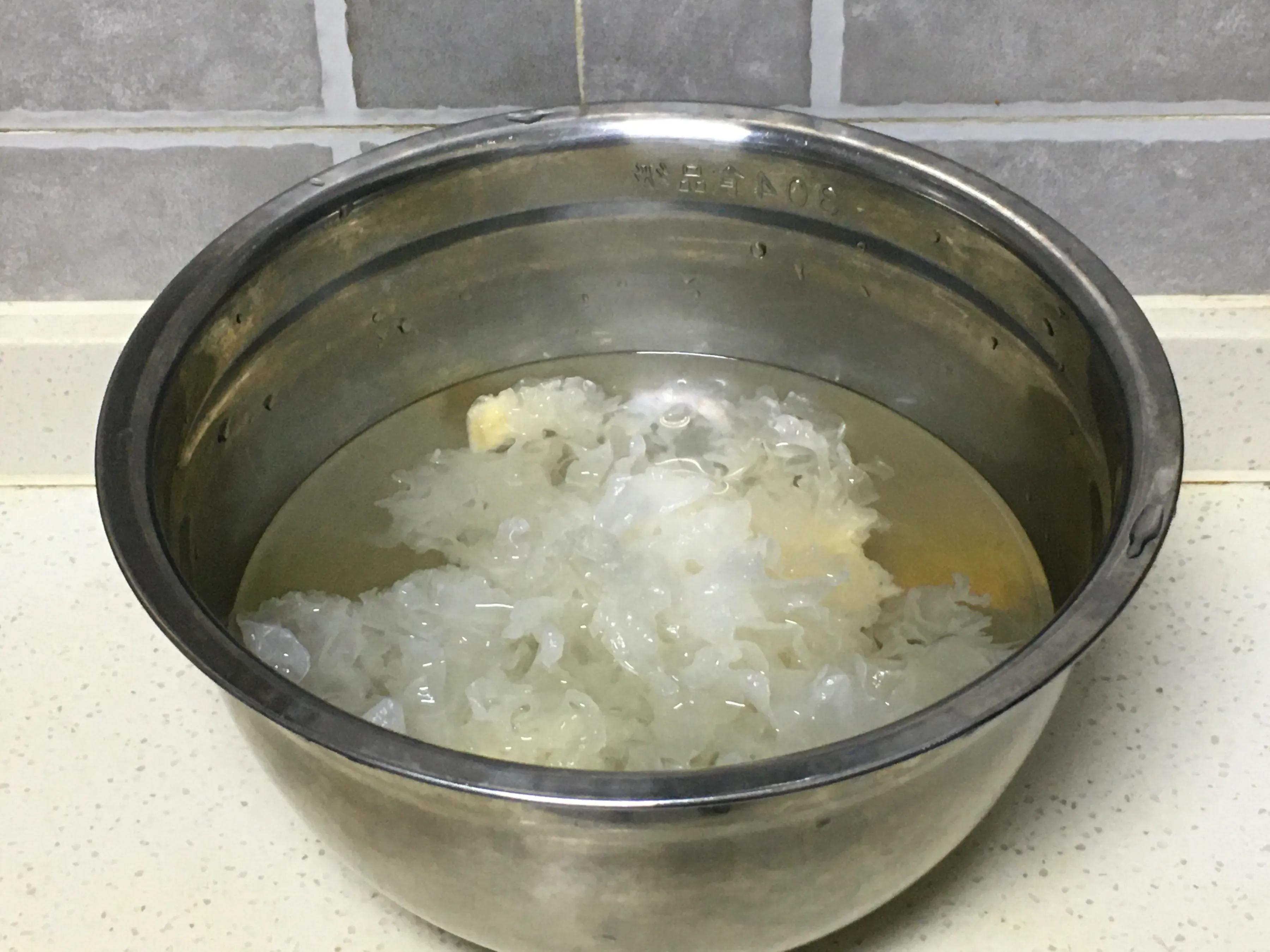 银耳汤开水熬吗,夏天煮银耳汤里放些什么东西