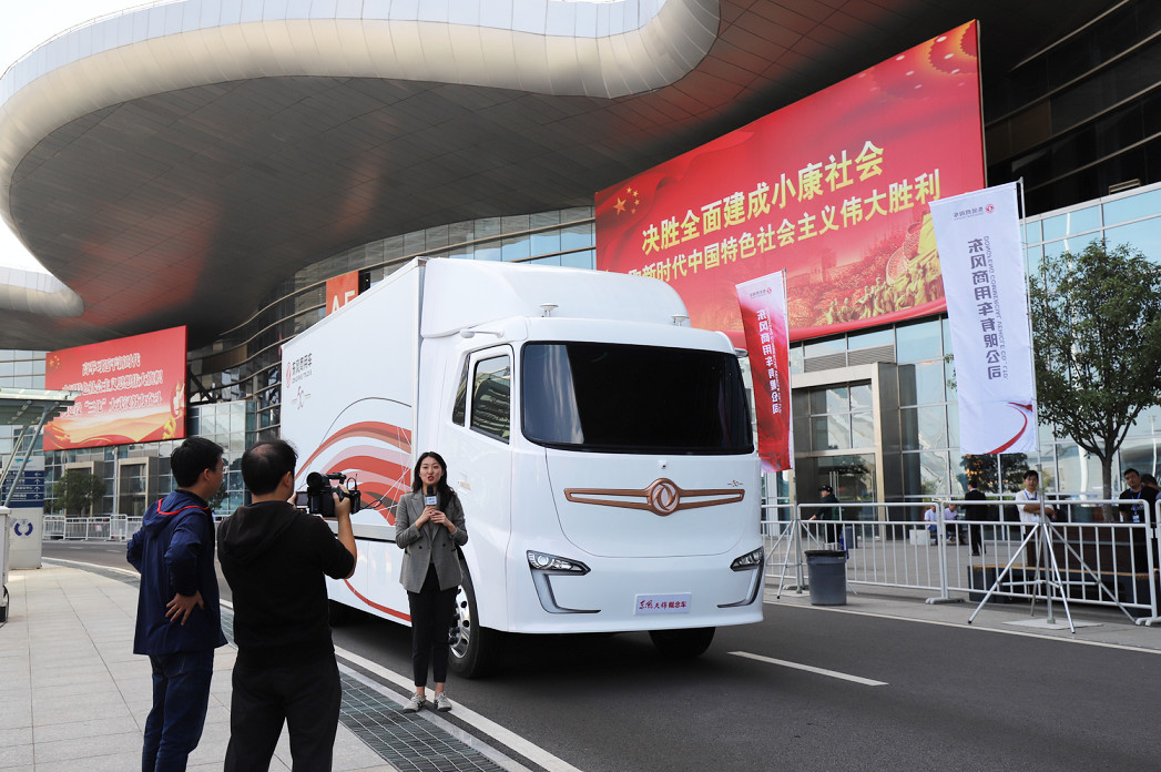 内饰很科幻的商务车,科幻感内饰