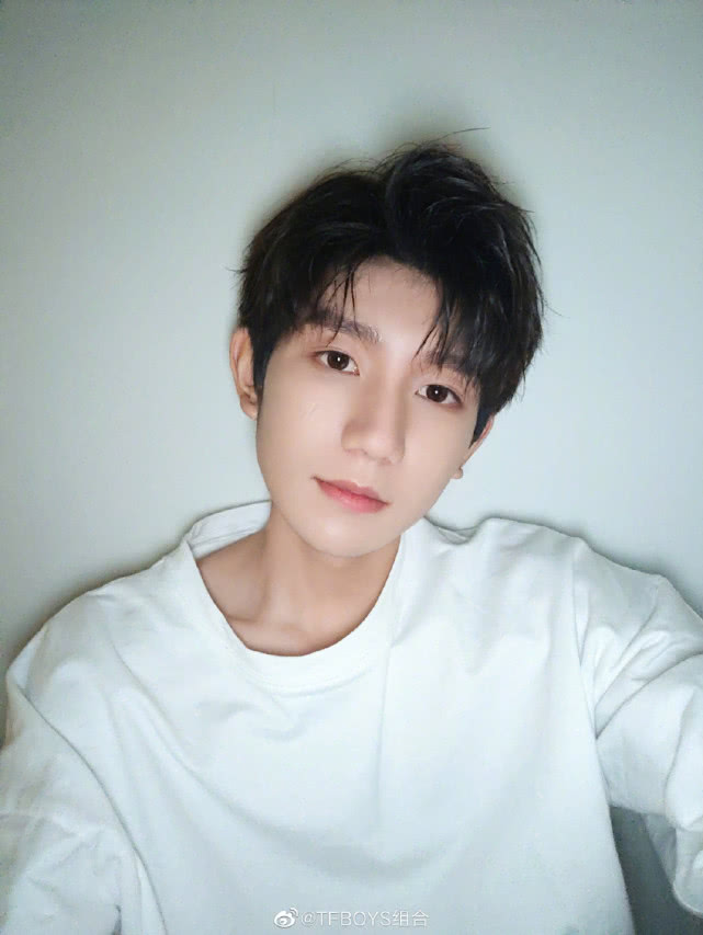 王源逃课事件回顾,王源被爆吸烟事件怎么解决的