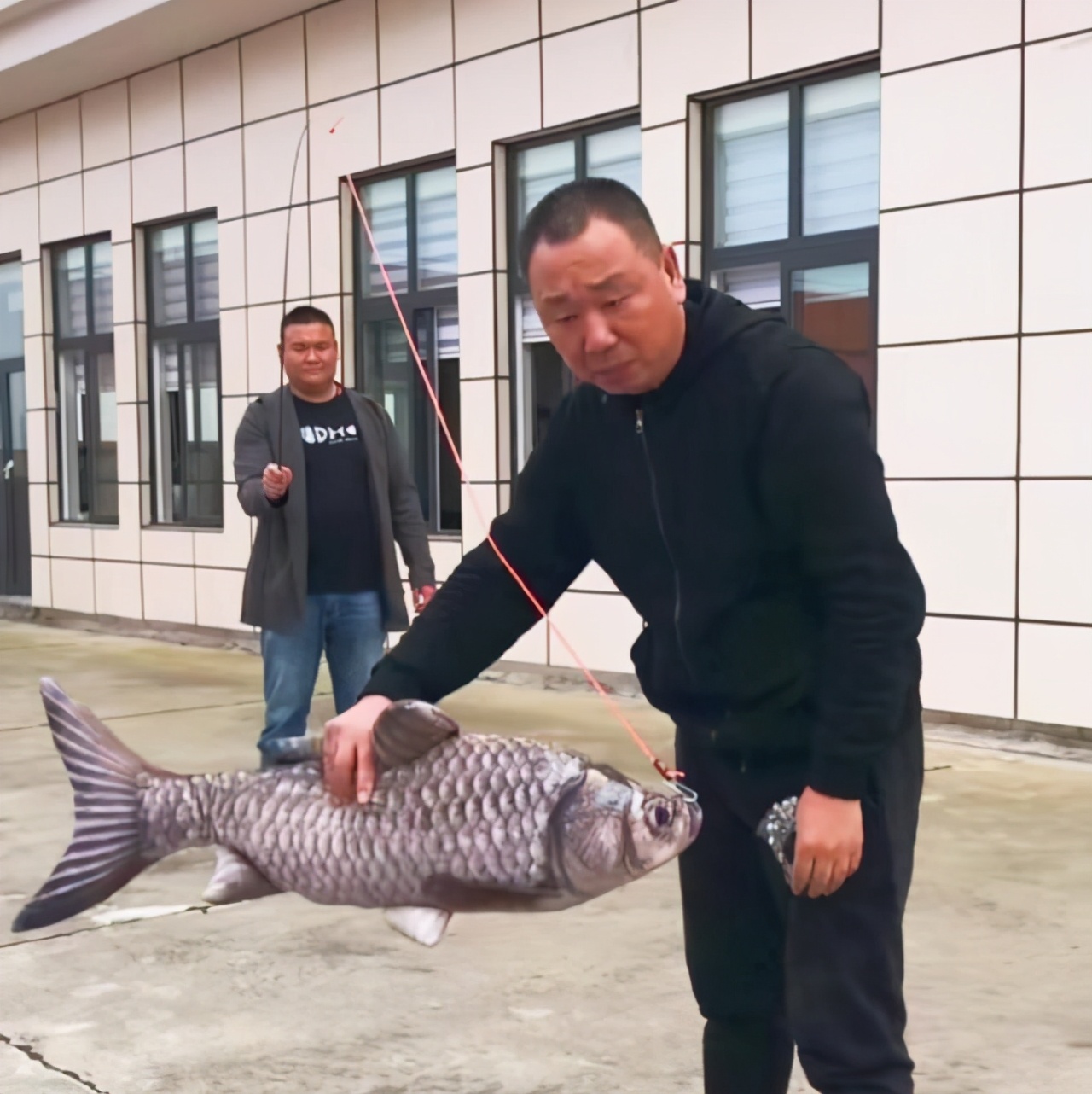 中鱼后握竿溜鱼法,钓大鱼遛鱼正确的握竿姿势