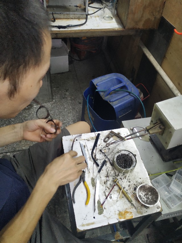 眼镜铰链坏了怎么修,眼镜架铰链坏了咋办