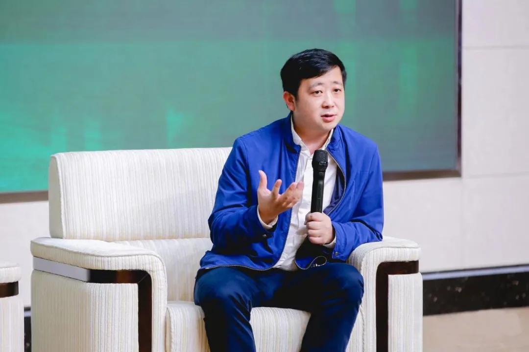 他们收老酒,卖老酒,喝老酒,他们是一帮疯狂“老酒人”