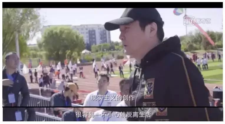 每天更2集上5次热搜，豆瓣8.1，它的火其实就因为导演说的一个字