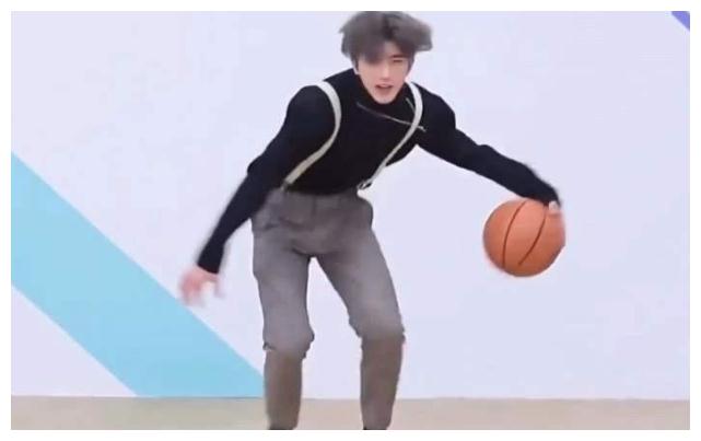 打篮球梗对蔡徐坤造成了什么影响,蔡徐坤回应篮球梗是真的吗