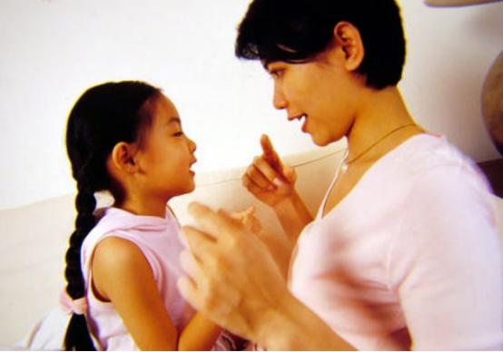 男艺术家的“裸体”艺术表演,受观众制止:孩子的性教育不可或缺