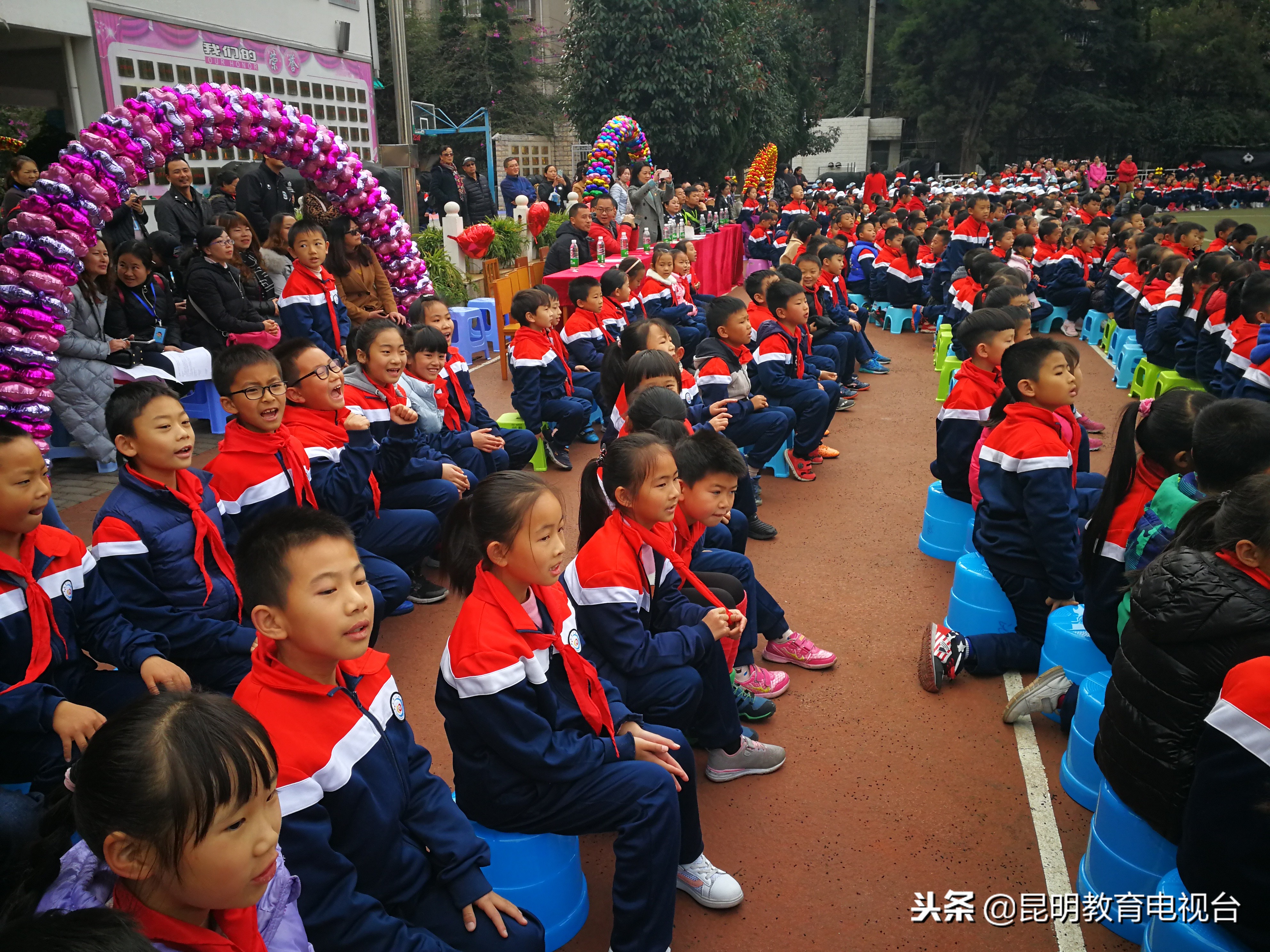 新迎一小：足球校友回母校展球技迎新年