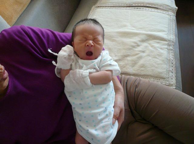 满月宝宝为什么哭的时候脸发紫,为啥满月宝宝哭得那么凶
