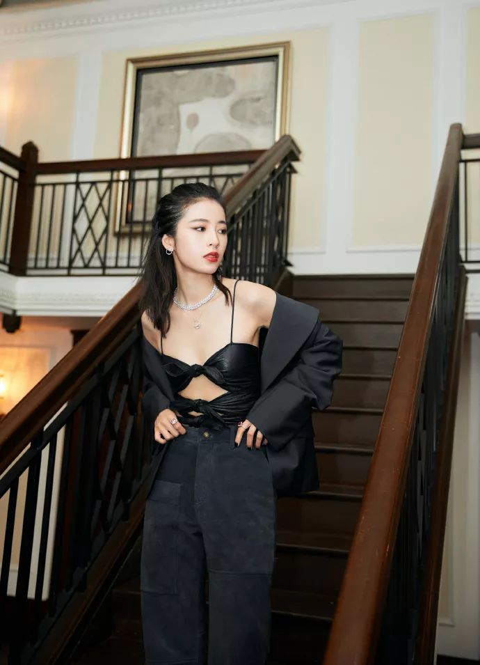 周雨彤蝴蝶结礼服,周雨彤新戏互撩