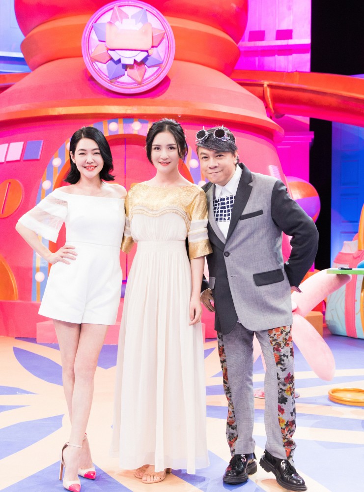 谢娜晒美照大背头造型酷帅十足,谢娜晒证件照扎着麻花辫尽显清纯