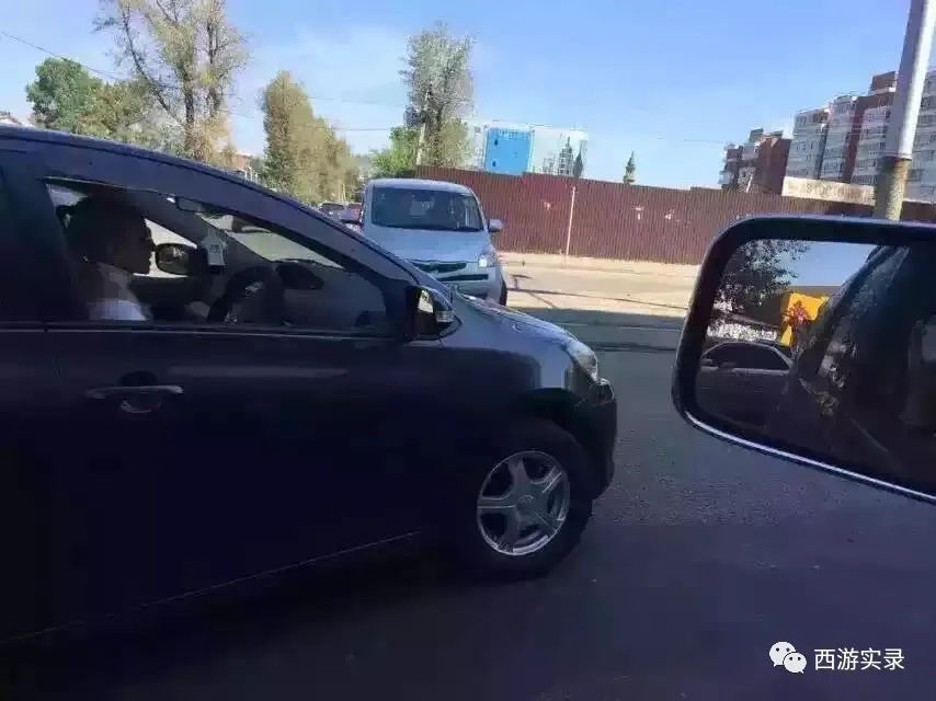 这女孩看到俄罗斯帅哥搭车，逼我停车，否则跳车