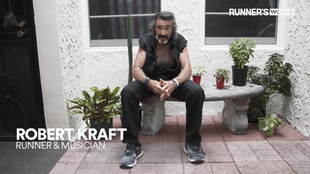 在同一片海滩上，瑞文从25岁跑到70岁，一万六千多天从未间断！他悟出人生真谛，也拥有了整个世界