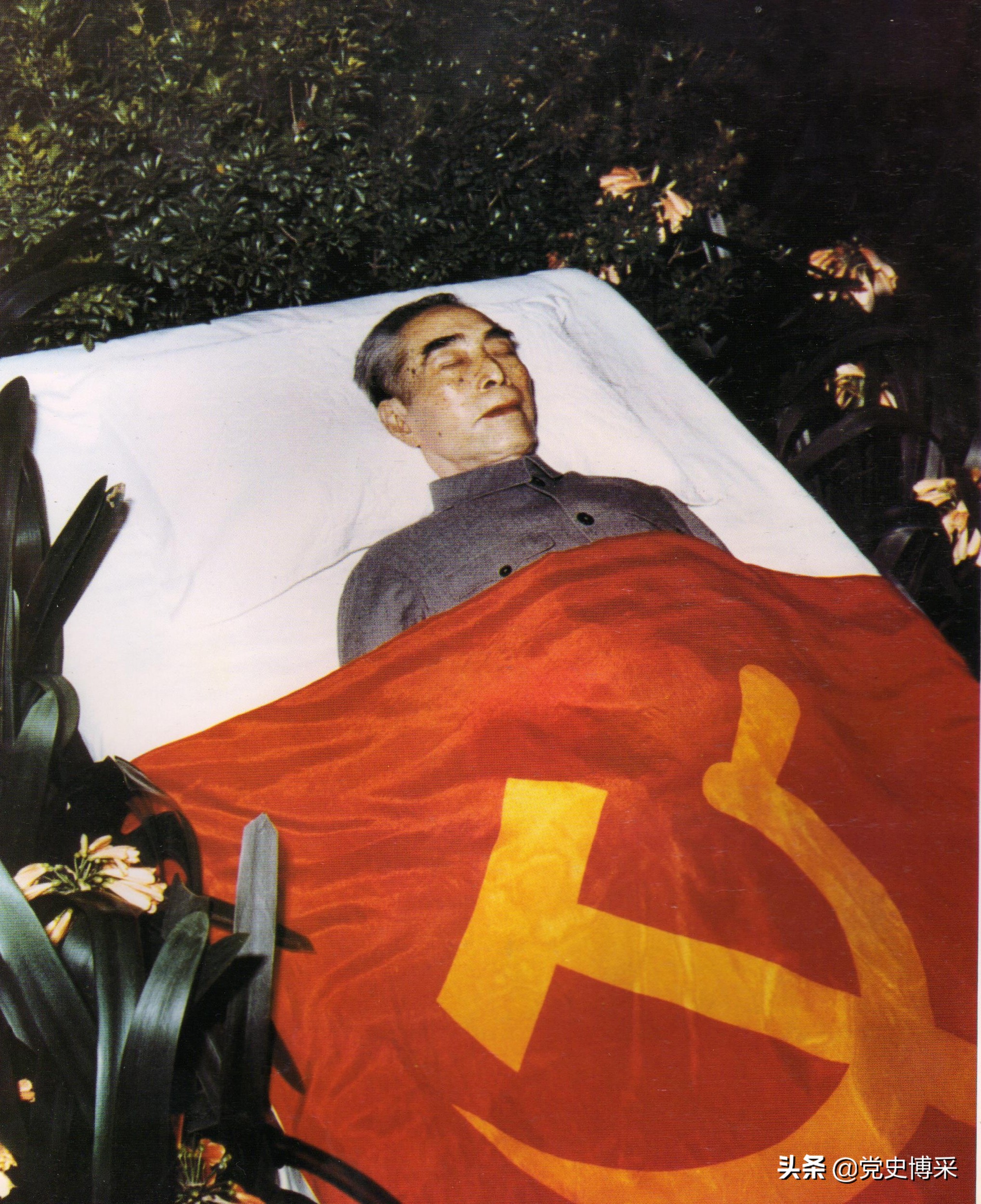 重病后的周恩来与*剑英叶**，每次手术*剑英叶**都守候在手术室旁