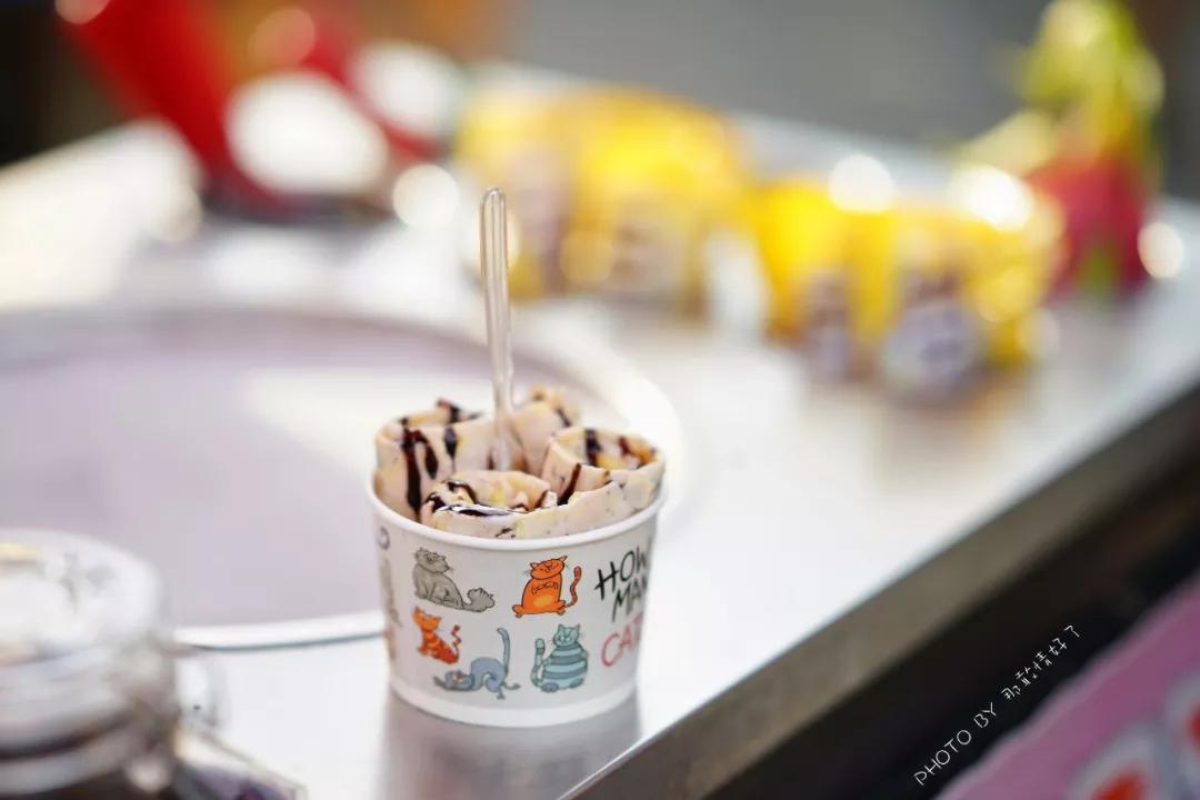 美国艺术家老夫妇定居苏梅岛十年，教游客画垃圾桶，唤醒环保意识