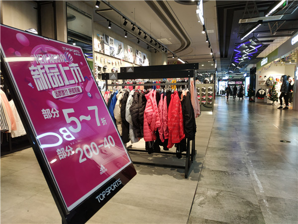 我们今儿来到蚌埠万达，逛了逛帮阿迪耐克卖鞋的滔搏运动城