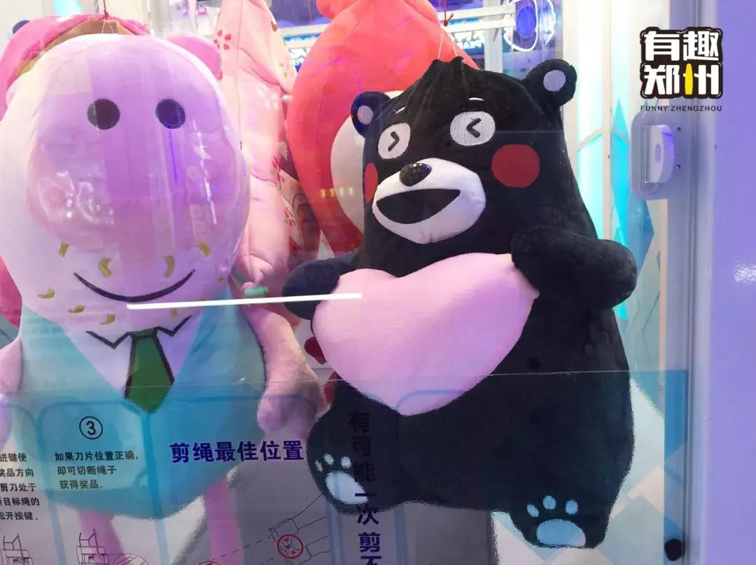 100块钱在电玩城抓娃娃,100块钱抓娃娃挑战电玩城