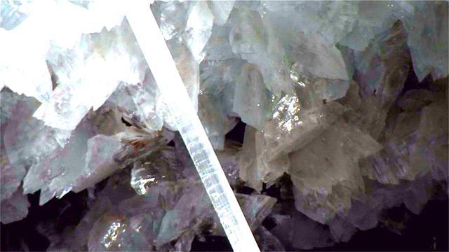 沙漠中的水晶宫,位于地下300米处,水晶长11米,却不用担心被偷