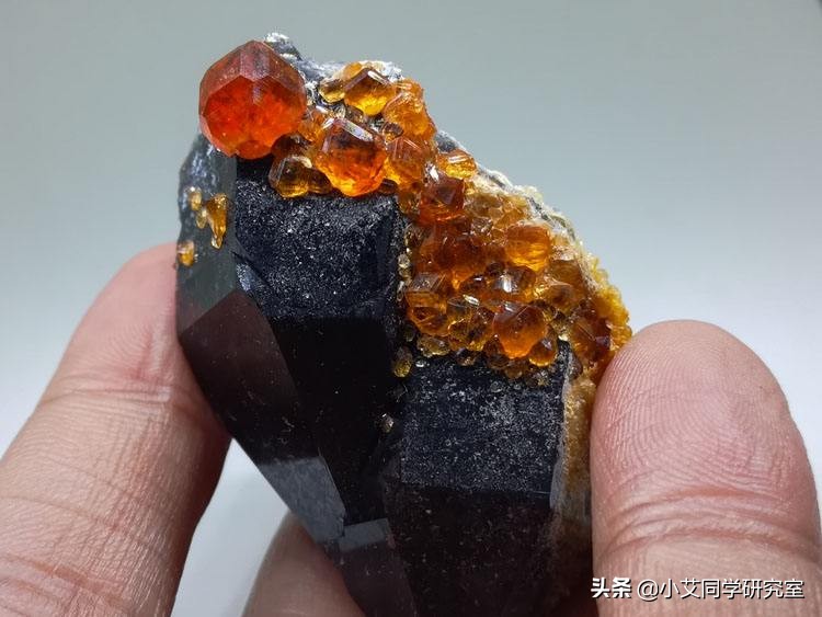 钻石黄金珠宝哪个好,黄金和钻石首饰哪个好