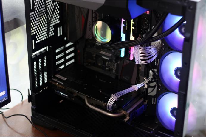 水冷+850W金牌电源组仅需几千元，流畅吃鸡没问题，买就完事儿了