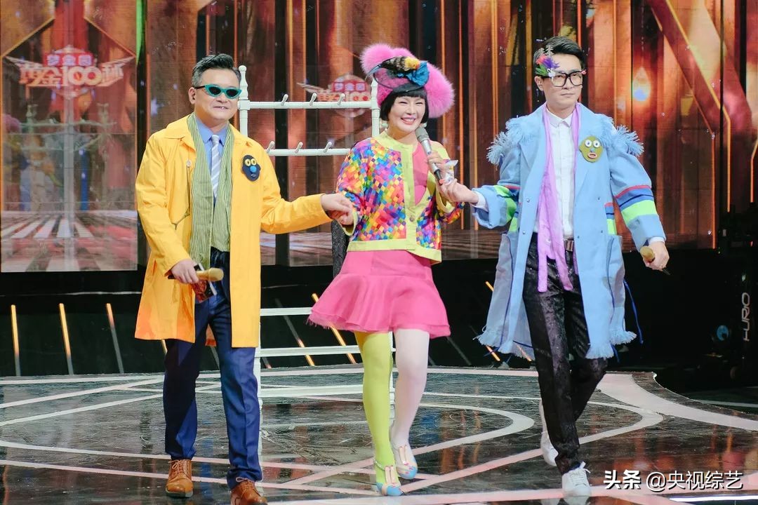 老爷爷篮球表演震撼全场,75岁大爷炫酷球技秀