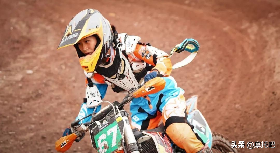 这摩托真好喝。。。不对....这酒真好骑！