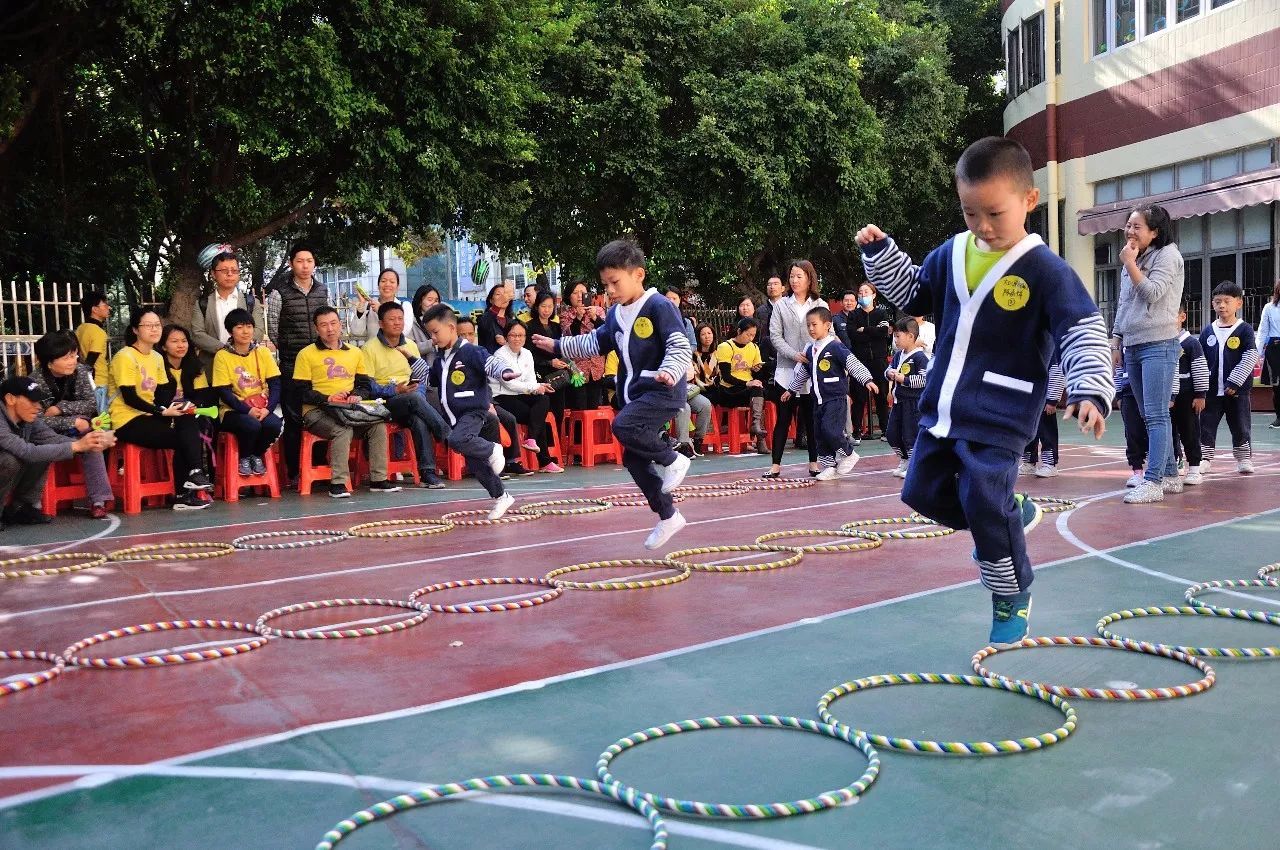 2岁不会原地踏步,2岁不会双脚跳是大脑发育不良吗