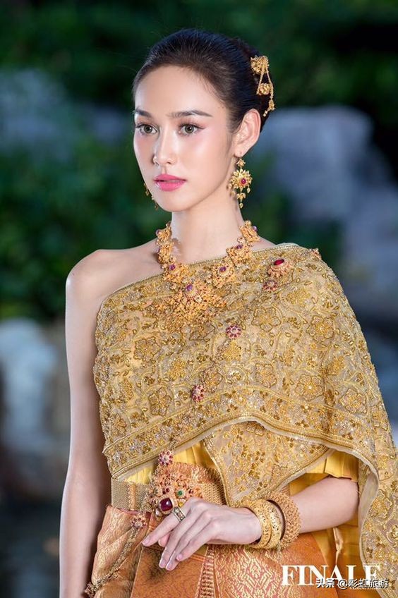 东南亚很多国家民族服装都很接近,而为何“泰服”如此深入人心