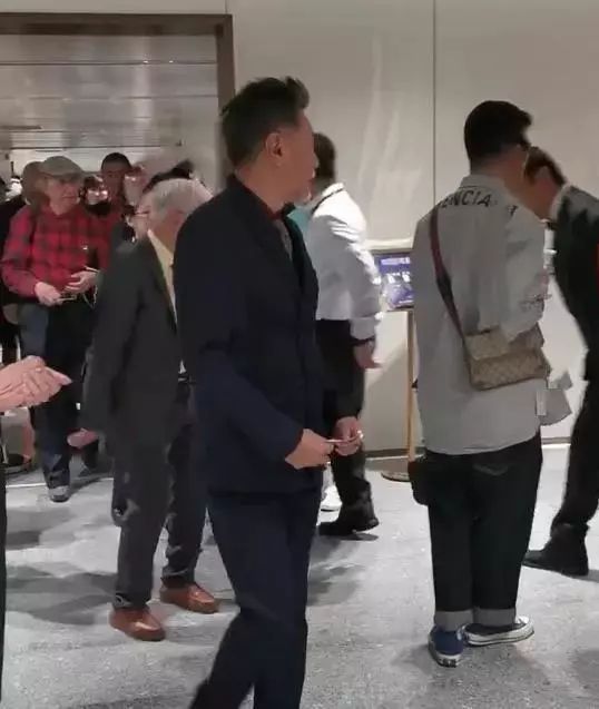 不经意表现出的动作才是最温柔的,不经意间暴露人的本质