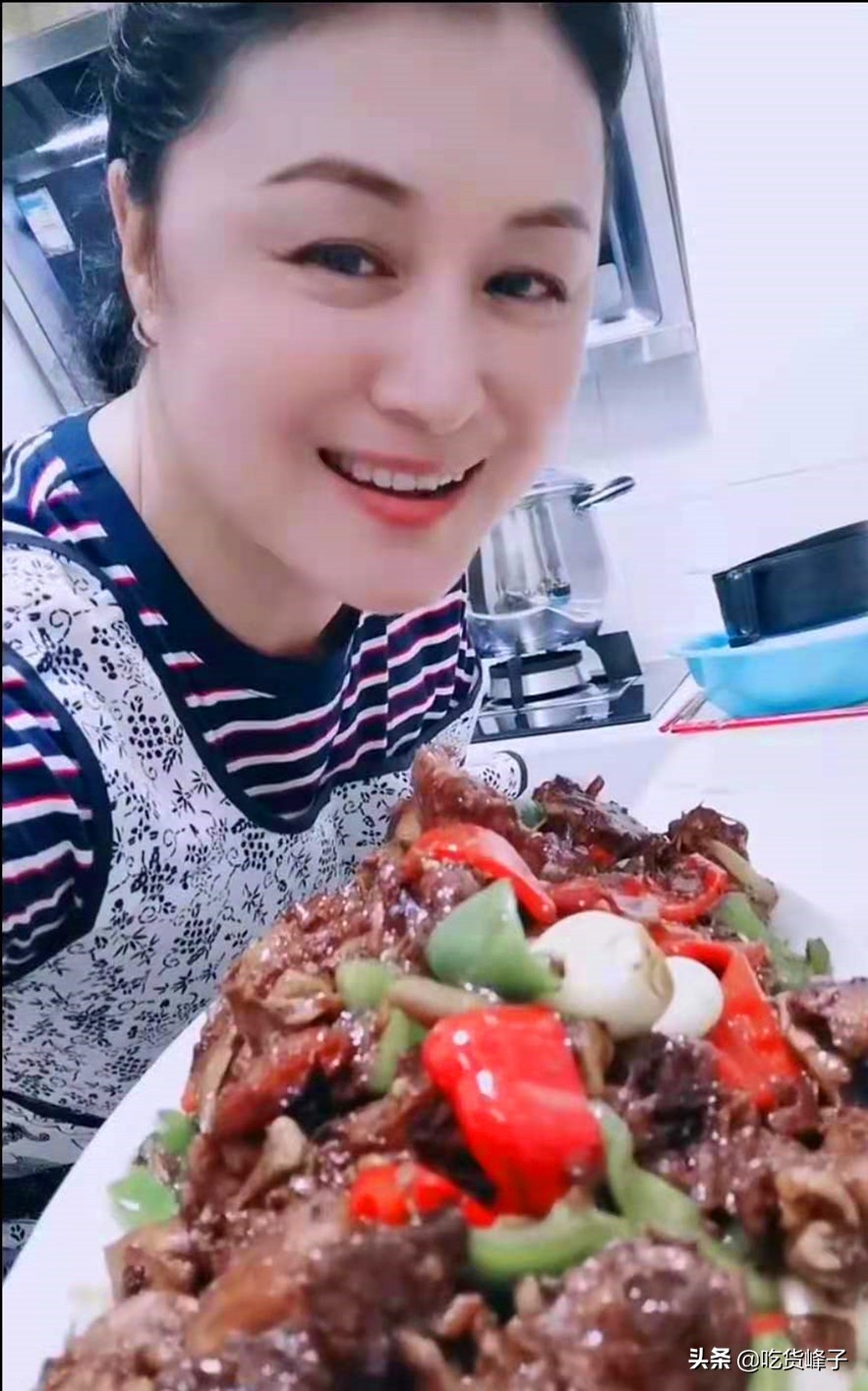 谢大脚小鸡炖蘑菇,谢大脚铁锅炖