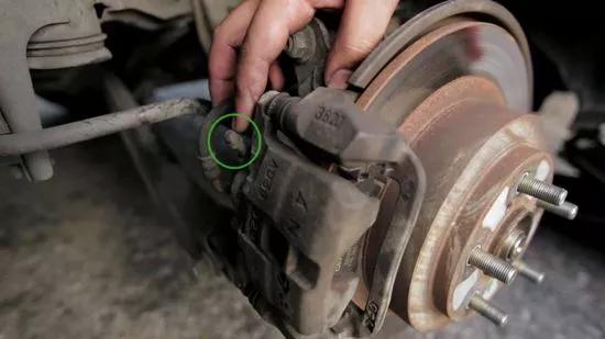 汽车制动液如何自己更换,更换汽车制动液最简单的方法