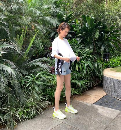 白t短裤造型的海清,海清穿黑粉色连衣裙加上干练盘发