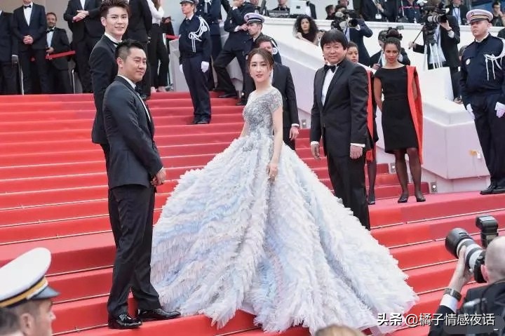 假摔、穿薄纱，修图滤镜到失真：女星们用力过猛的红毯瞬间