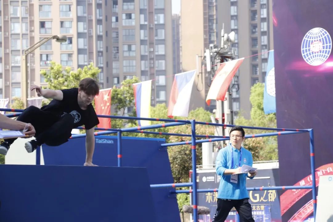 跑酷比赛高手视频,跑酷高手齐聚重庆