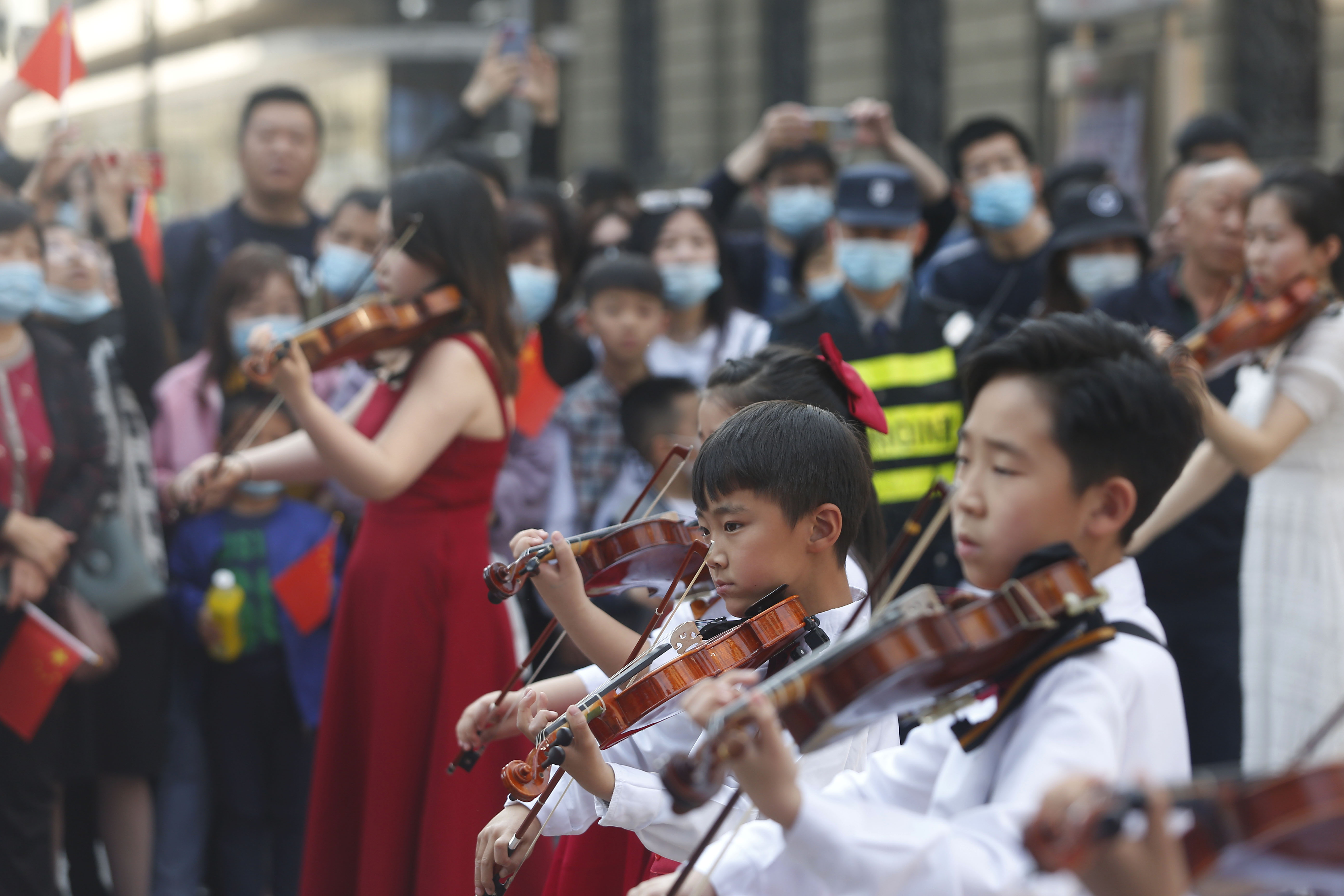 天津青少年小提琴快闪响彻金街,青少年交响乐快闪