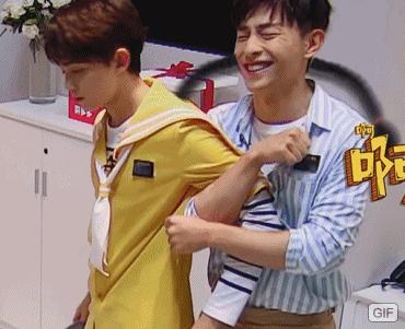 当邓伦发下誓言之后，节目中本色出演女孩状态，娇羞模样惹人发笑