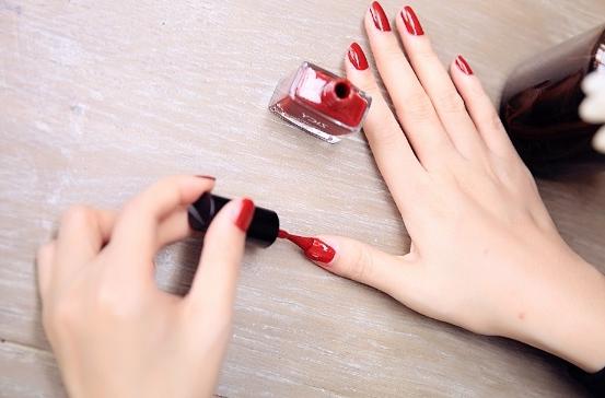 没有指甲水怎么卸掉指甲油,涂在指甲上的指甲油怎么卸掉呢