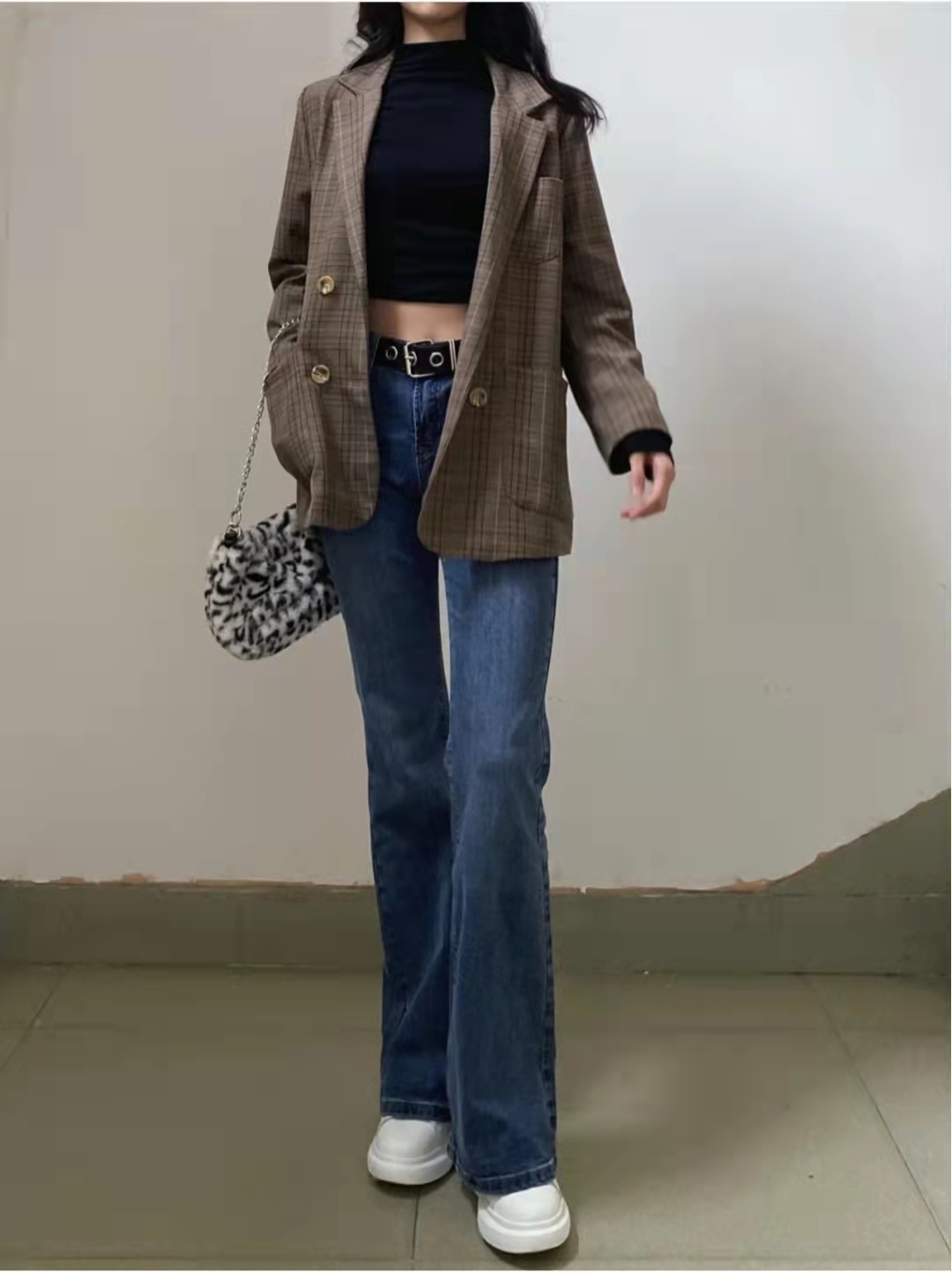 喇叭牛仔裤搭配卫衣好看吗,喇叭牛仔裤怎么搭配上衣和鞋