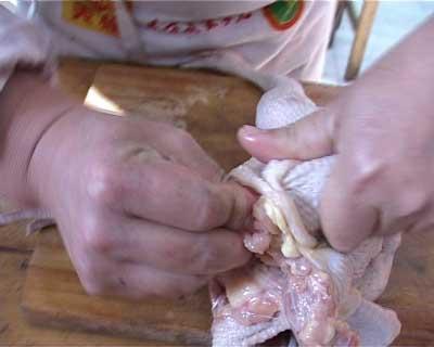 最详细鸡爪焯水剔骨教程,整鸡去骨正宗做法