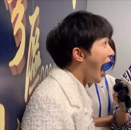 谢霆锋在台下看王菲和刘德华,谢霆锋看王菲表演