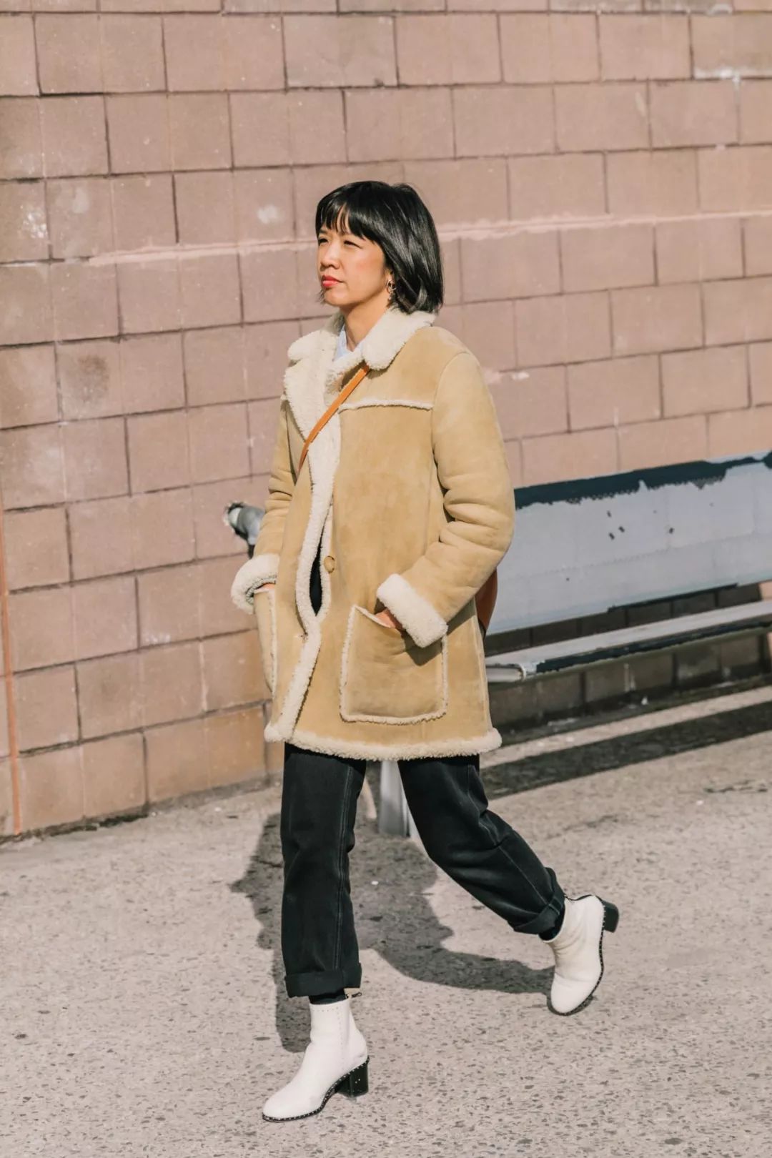 比大衣厚一点的外套,比羊羔毛细的绒外套