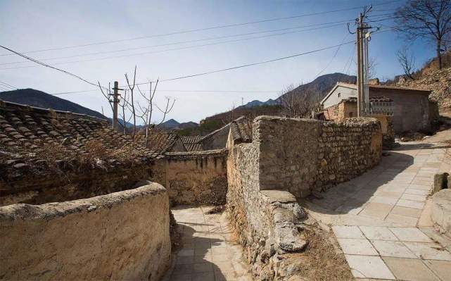 在农村，如果屋子前有坟墓，别人又不迁走，该怎么办呢？