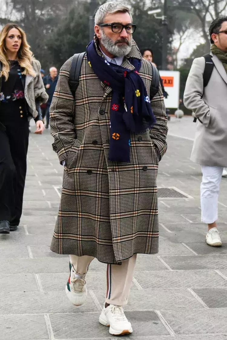 运动裤的多种穿搭方式,男生灰色运动裤怎么穿搭