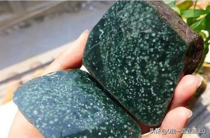 翡翠里面的棉有通透和不通透分布,翡翠里棉絮多是真假