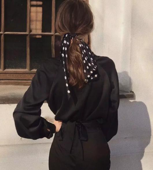 夏日如何把牛仔裤穿出时髦感,81套简约清爽的夏日穿搭时髦满分