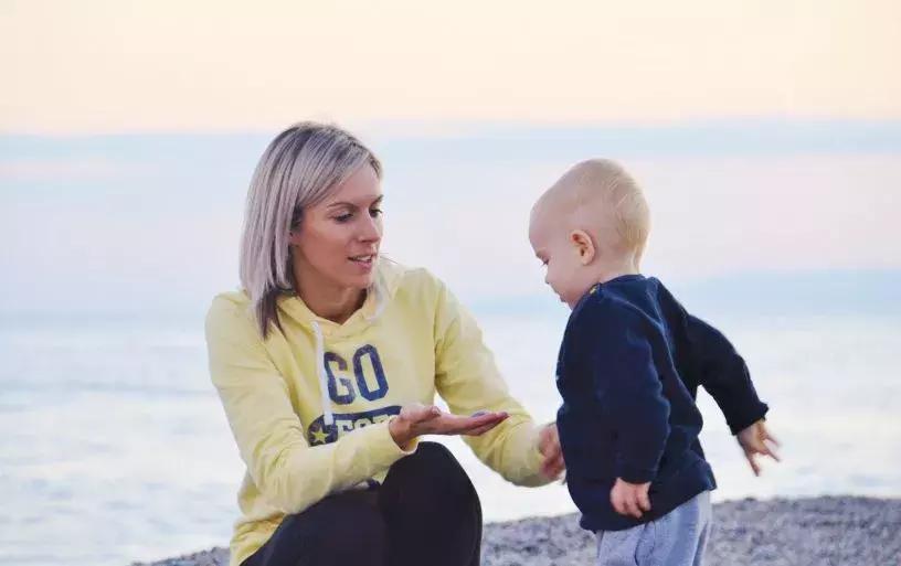 2岁宝宝张口就骂人，越说越起劲，聪明的家长都知道应该这样做