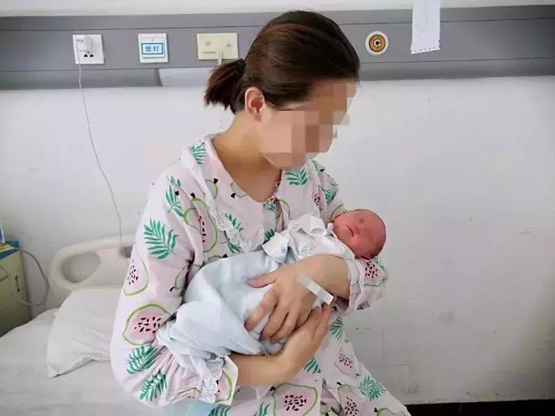 这个“别扭”的姿势，很美！