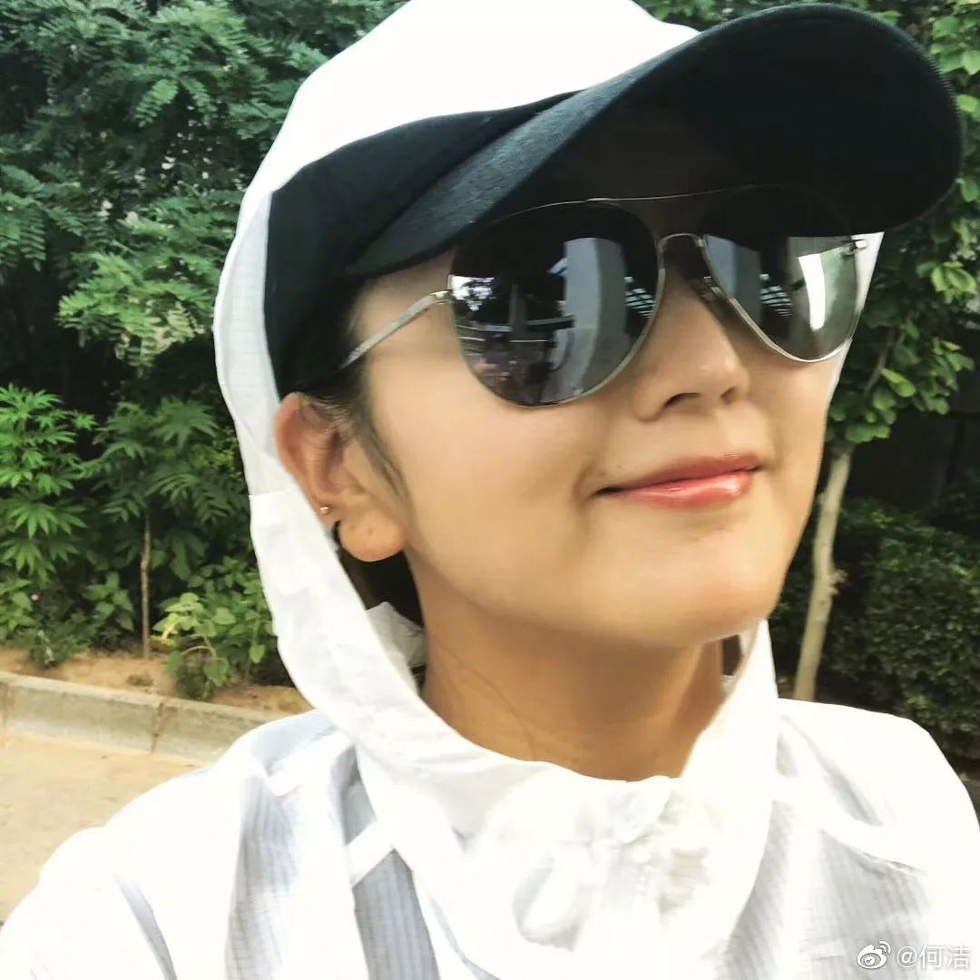 何洁怎么和以前长得不一样了,何洁的造型越来越暗黑了